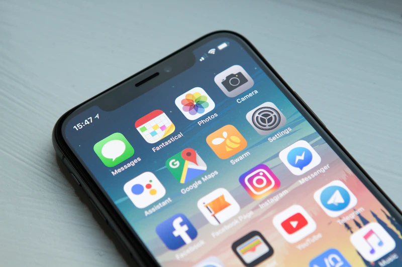 Aplicativo financeiro aberto na tela de um celular